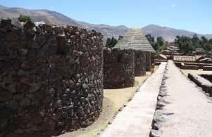 There are approximately 220 circular buildings, likely used as storehouses, called qullqas. These storehouses were used to hold grains, such as corn and quinoa, that would have been used for ceremonial purposes as well as pottery, woven cloth and military equitment. The storehouses are also unique as unlike other structures throughout the empire they are not square cornered.